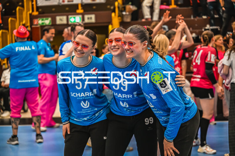 Szene mit Anezka Stranska (57; HSG Stuttgart/Metzingen), Lina Gohrbandt (99; HSG Stuttgart/Metzingen) und Romy Schmid (3; HSG Stuttgart/Metzingen)