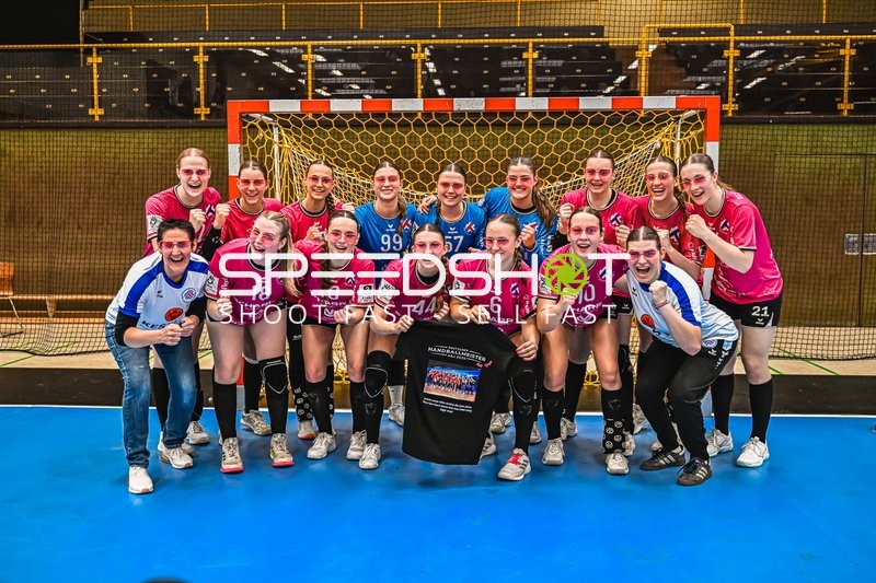 Jubel mit Lara Baric (18; HSG Stuttgart/Metzingen) und Team