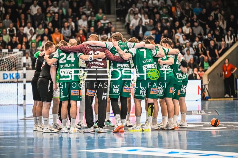 Szene mit Bart Ravensbergen (1; HSG Wetzlar) und Teamkollegen