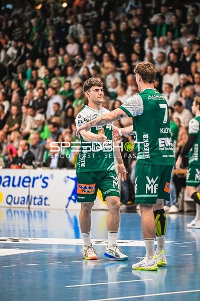 Szene mit Dominik Mappes (7; HSG Wetzlar) und Elias Newel (40; Frisch Auf Göppingen)