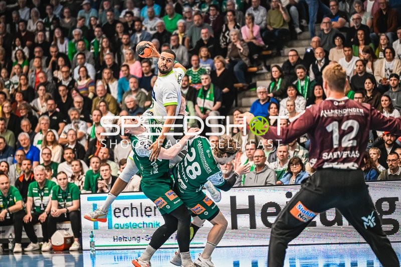 Szene mit Philipp Ahouansou (19; HSG Wetzlar) und Ymir Gislason (33; Frisch Auf Göppingen)