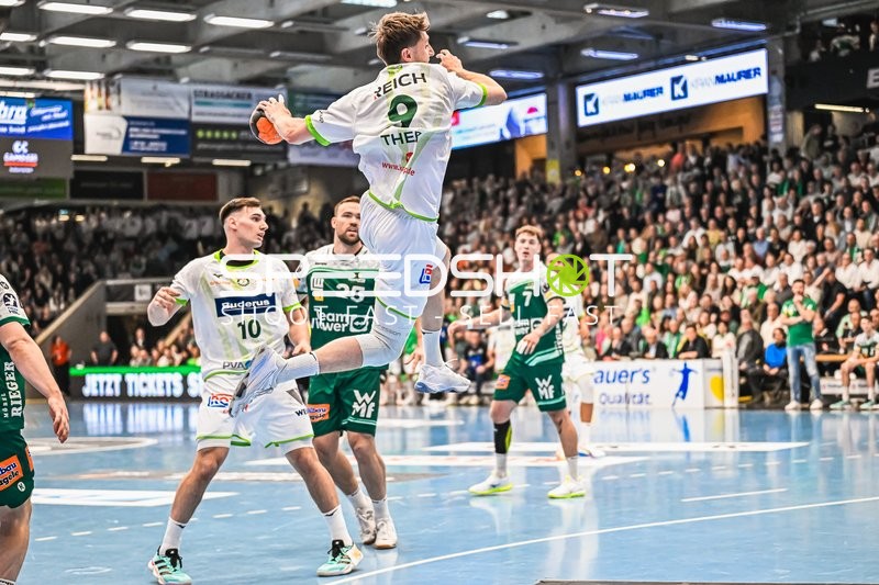 Szene mit Ludvig Jurmala Åström (25; Frisch Auf Göppingen) und Josip Simic (5; HSG Wetzlar)