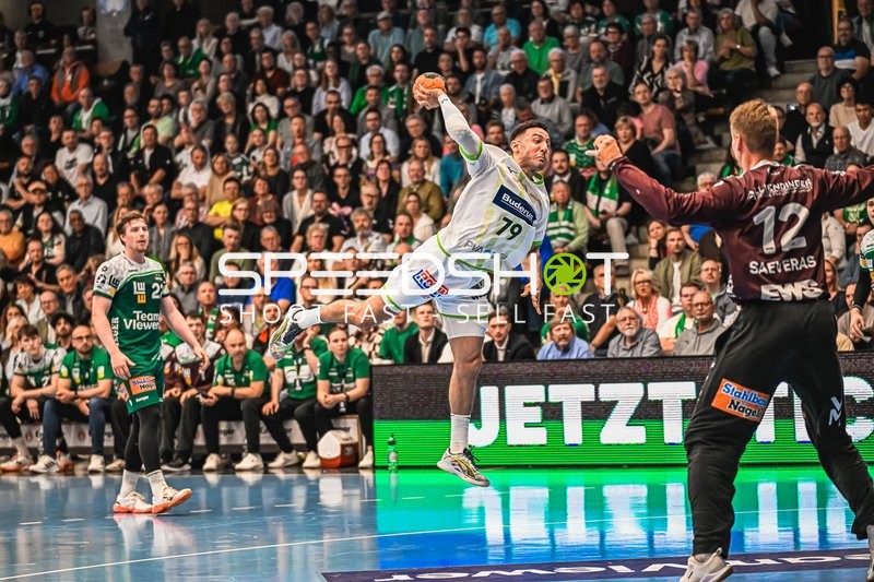 Szene mit Titus Lewe (79; Frisch Auf Göppingen) und Jona Schoch (22; HSG Wetzlar)