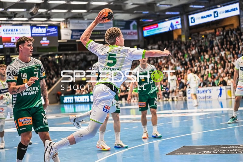 Szene mit Victor Klöve (7; Frisch Auf Göppingen) und Josip Simic (5; HSG Wetzlar)
