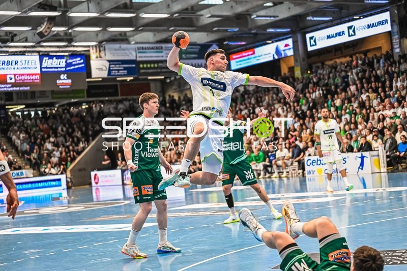 Szene mit Velde Rutger Ten (5; Frisch Auf Göppingen) und Nikola Grahovac (2; HSG Wetzlar)