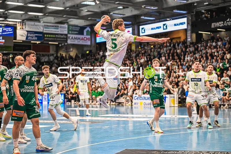 Szene mit Elias Newel (40; Frisch Auf Göppingen) und Josip Simic (5; HSG Wetzlar)