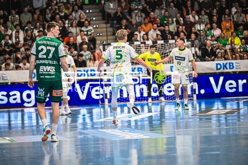 Szene mit Phil Spandau (27; HSG Wetzlar), Velde Rutger Ten (5; Frisch Auf Göppingen) und 10; Frisch Auf Göppingen