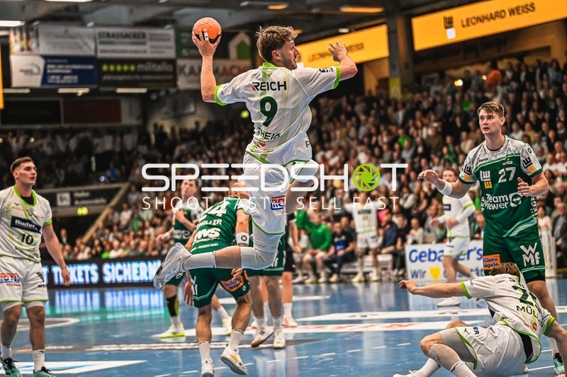 Szene mit Niklas Theiß (9; HSG Wetzlar), Oskar Sunnefeldt (27; Frisch Auf Göppingen) und Josip Simic (5; HSG Wetzlar)