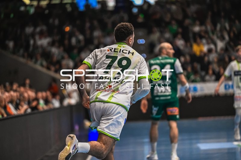 Spieler Ahmed Nafea (79; HSG Wetzlar) und Marcel Schiller (24; Frisch Auf Göppingen) auf dem Feld