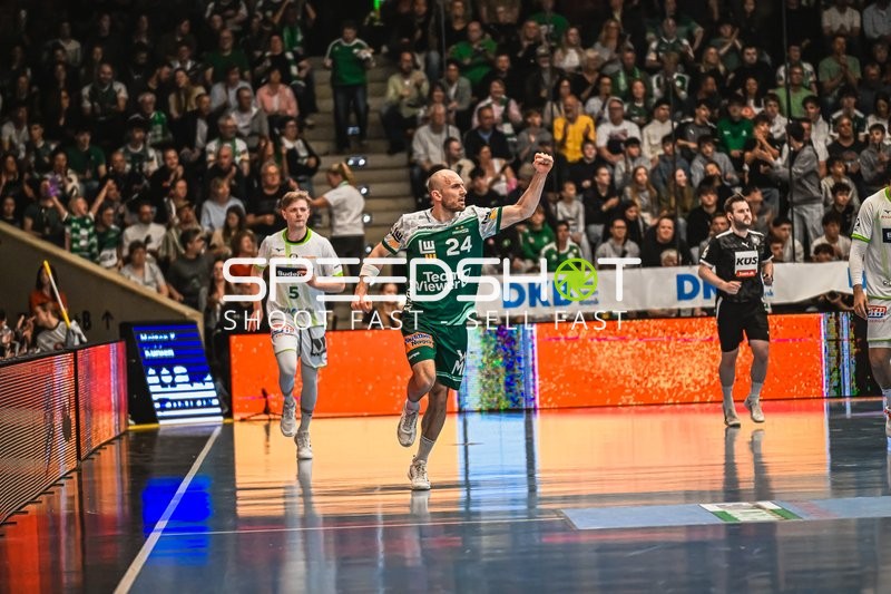 Szene mit Marcel Schiller (24; Frisch Auf Göppingen) und Josip Simic (5; HSG Wetzlar)