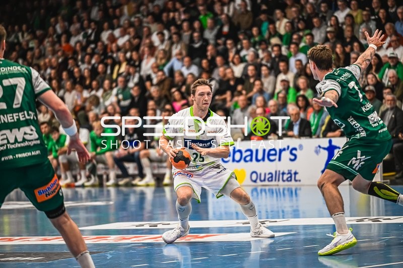 Szene mit Justin Müller (25; HSG Wetzlar) und Oskar Sunnefeldt (27; Frisch Auf Göppingen)