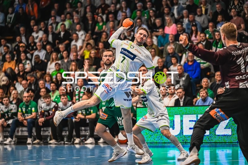 Szene mit Dominik Mappes (7; HSG Wetzlar) und Justin Müller (25; HSG Wetzlar)