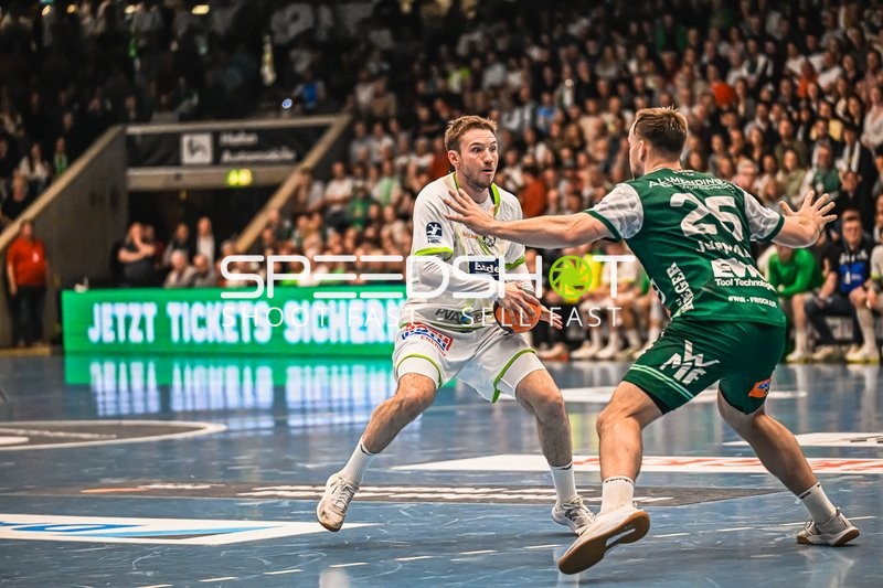Szene mit Ludvig Jurmala Åström (25; Frisch Auf Göppingen) und Dominik Mappes (7; HSG Wetzlar)