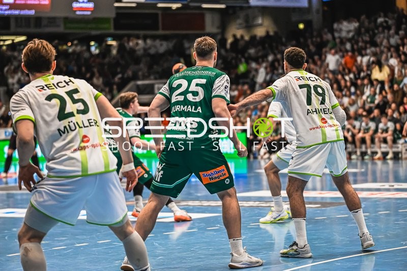 Szene mit Ludvig Jurmala Åström (25; Frisch Auf Göppingen) und Justin Müller (25; HSG Wetzlar)