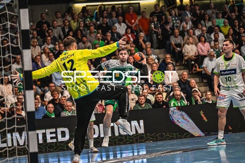 Szene mit Franko Lastro (28; Frisch Auf Göppingen) und Josip Simic (5; HSG Wetzlar)