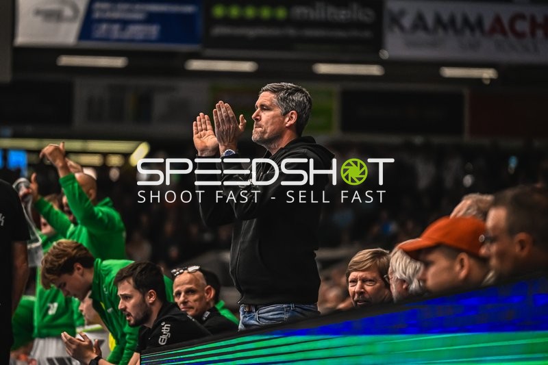 Szene mit Betreuern in der EWS Arena