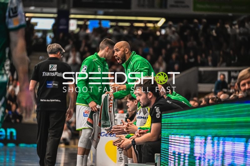Szene mit David Cyrill Akakpo (19; HSG Wetzlar) und Teammitglied