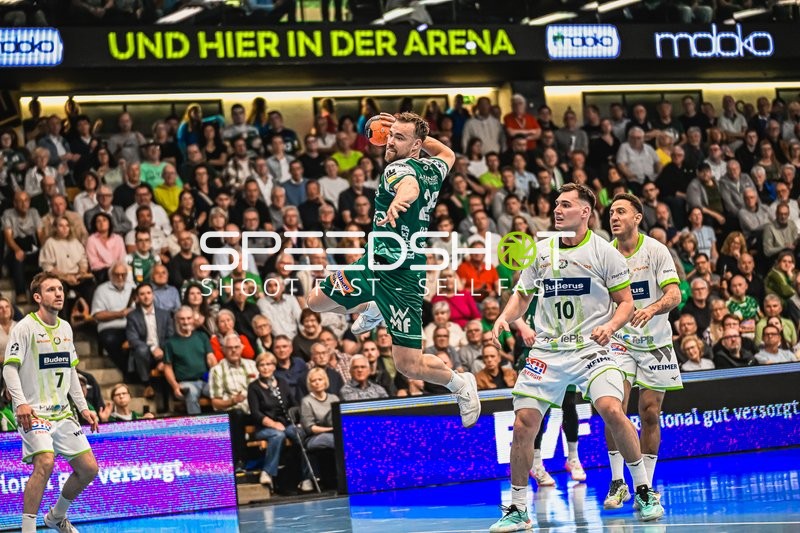 Szene mit Ludvig Jurmala Åström (25; Frisch Auf Göppingen) und Josip Simic (5; HSG Wetzlar)