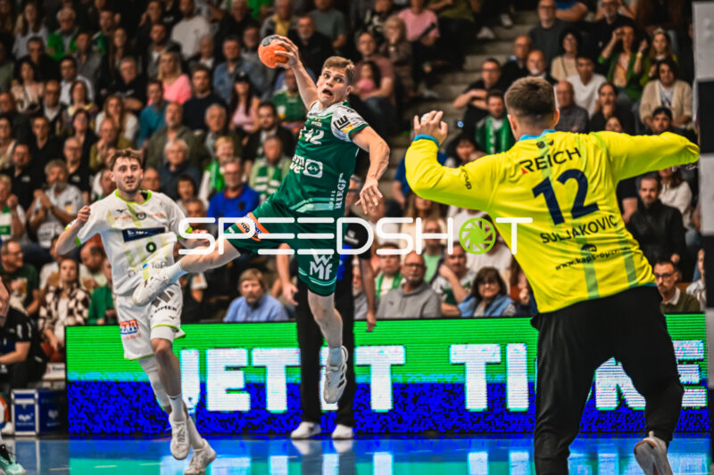 Szene mit Martin Hanne (42; Frisch Auf Göppingen) und Niklas Theiß (9; HSG Wetzlar)