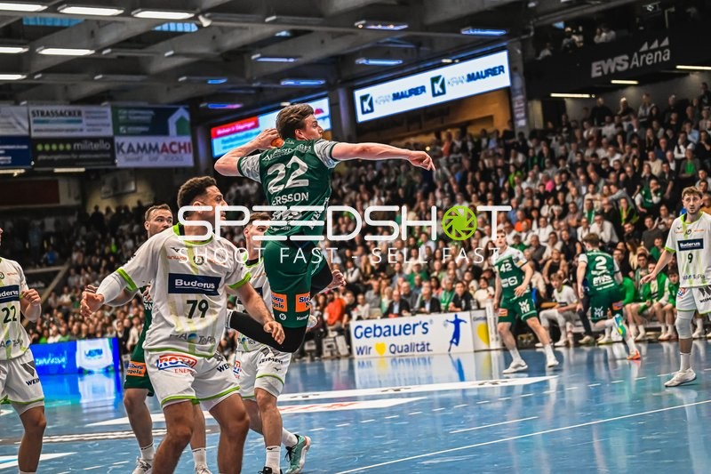 Erik persson (#22, Frisch Auf Göppingen) im Sprung gegen HSG Wetzlar