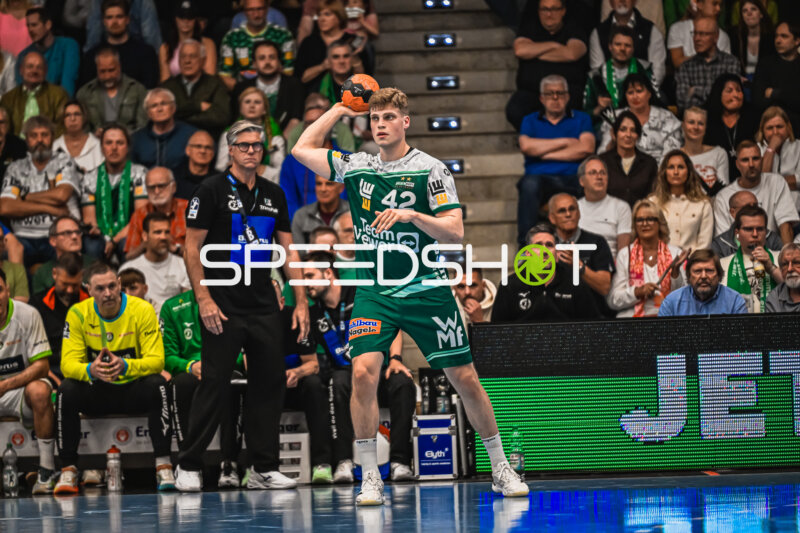 Szene mit Martin Hanne (42; Frisch Auf Göppingen) und Rúnar Sigtryggsson (0; HSG Wetzlar)