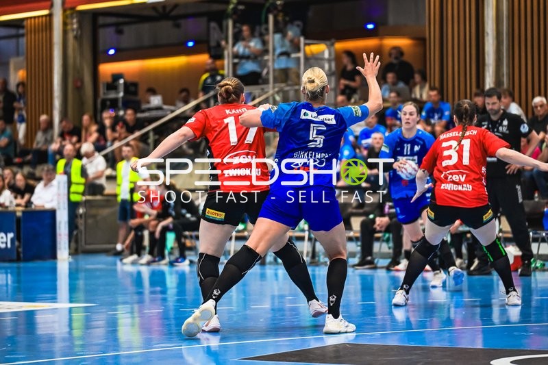 Szene mit Victoria Hasselbusch (31; BSV Sachsen Zwickau) und Kim Hinkelmann (5; Sport-Union Neckarsulm)