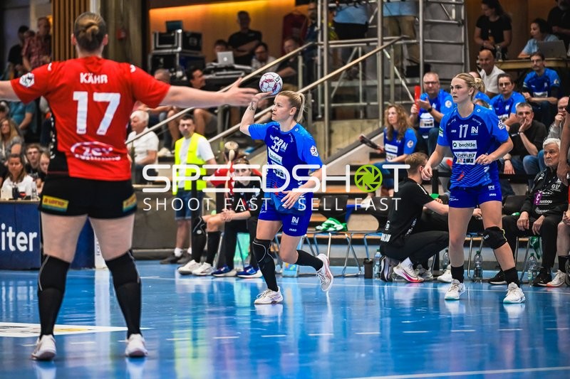 Szene mit Lynn Holtman (17; Sport-Union Neckarsulm) und Lena Ivancok (29; Sport-Union Neckarsulm)
