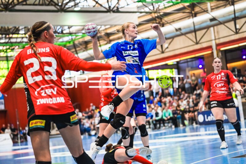 Szene mit Lynn Holtman (17; Sport-Union Neckarsulm) und Silje Brons Petersen (23; BSV Sachsen Zwickau)