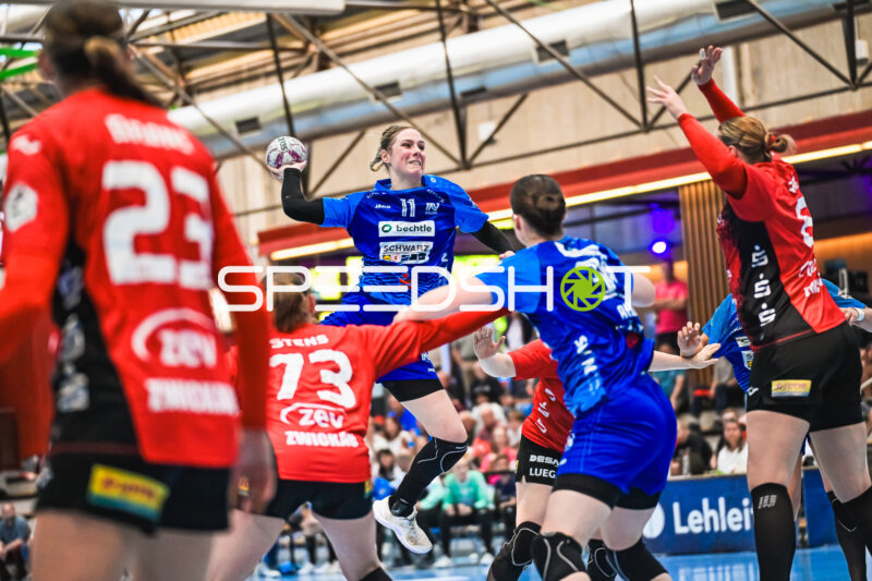 Szene mit Annefleur Bruggeman (11; Sport-Union Neckarsulm) und Gegnern