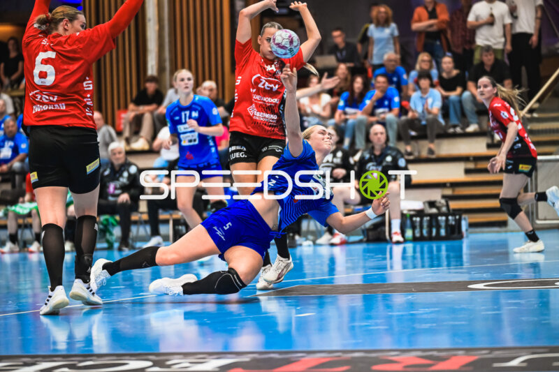 Szene mit Kim Hinkelmann (5; Sport-Union Neckarsulm) und Lynn Holtman (17; Sport-Union Neckarsulm)