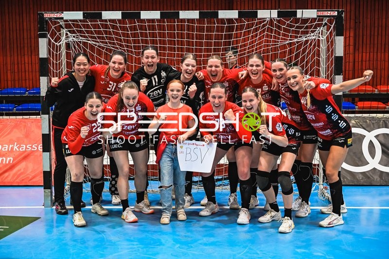 Jubel mit Victoria Hasselbusch (31; BSV Sachsen Zwickau) und Team