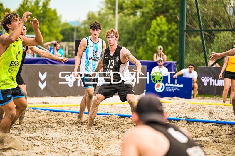 Severin Henrich (#13; Deutschland Beachhandball) im Zweikampf in Zagreb