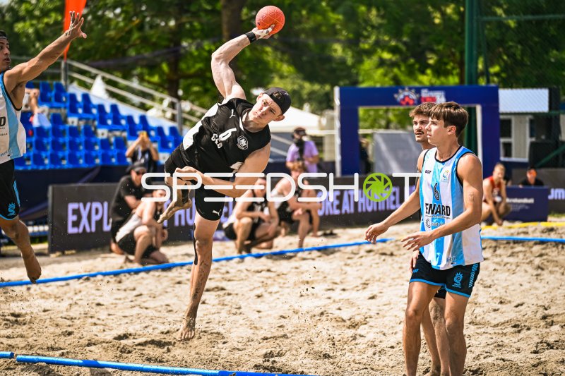 Lars Zelser (#6, Deutschland) mit spektakulärem Drehwurf bei der IHF Beach Handball WM 2026