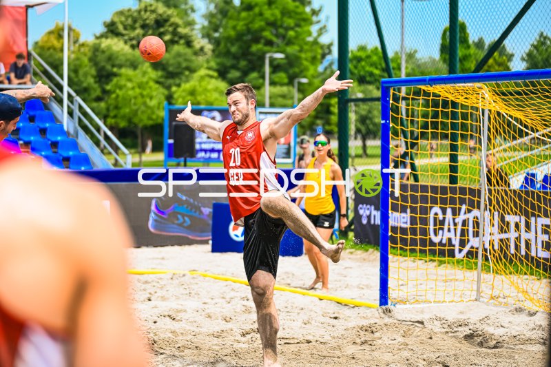 Oliver Middell (#20; Deutschland Beachhandball) beim Wurf am Jarun See