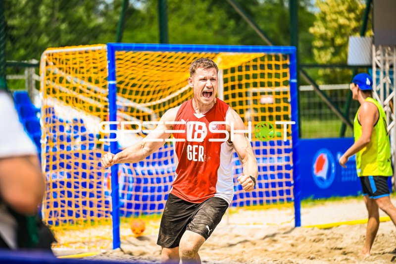 Robin John (#18; Deutschland Beachhandball) jubelt nach Torerfolg