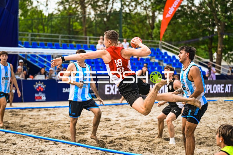 Robin John (#18; Deutschland Beachhandball) beim Sprungwurf in Zagreb