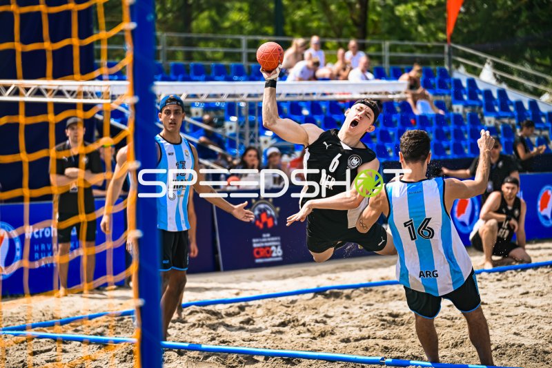 Lars Zelser (#6; Deutschland) beim Sprungwurf gegen Argentinien