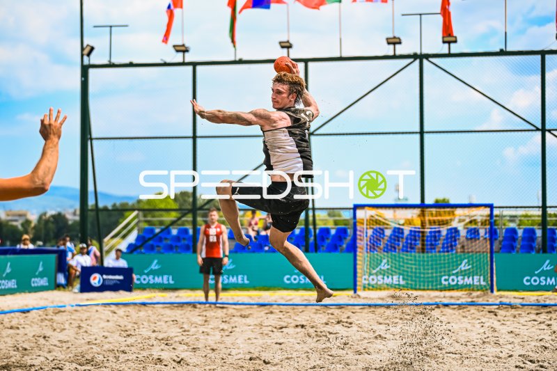 Deutscher Beachhandball-Spieler beim Sprungwurf in Zagreb