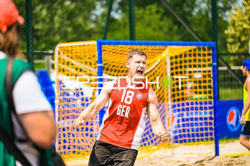 Robin John (#18; Deutschland Beachhandball) jubelt leidenschaftlich am Jarun See
