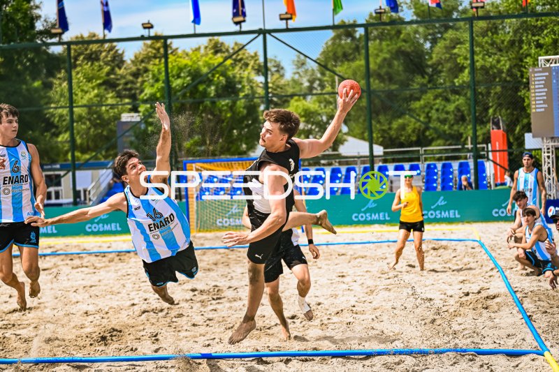 Deutschland-Spieler im Wurf gegen Argentinien beim Beachhandball