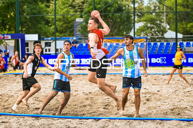 Wurfaktion im Beachhandball-Match am Jarun See Zagreb