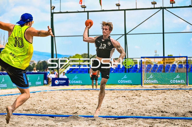 Severin Henrich (#13; Deutschland) beim Wurfversuch gegen Argentinien
