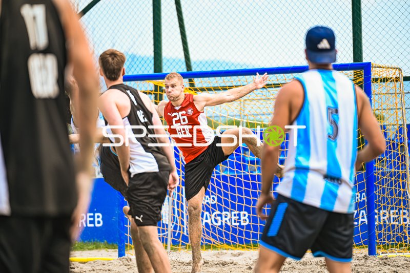 Moritz Ebert (#26; Deutschland Beachhandball) in Abwehraktion vor dem Tor