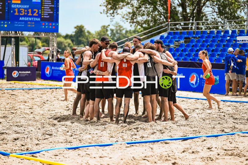 Deutschland Beachhandball Nationalmannschaft jubelt nach Sieg gegen Argentinien