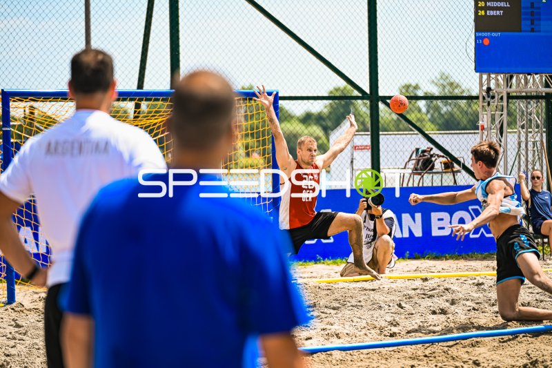 Moritz Ebert (#26; Deutschland) pariert im Shoot-out am Jarun See