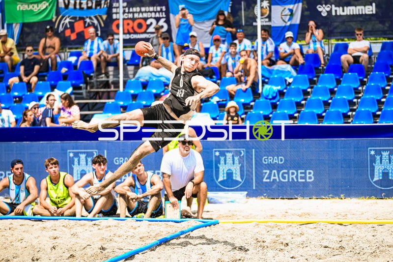 Oliver Middell (#20; Deutschland Beachhandball) beim Sprungwurf in Zagreb