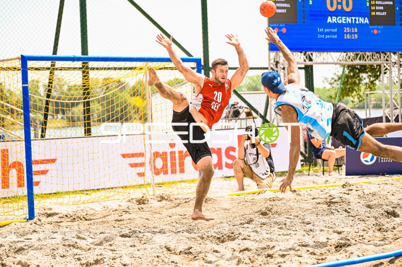 Oliver Middell (#20; Deutschland) pariert Wurf gegen Argentinien