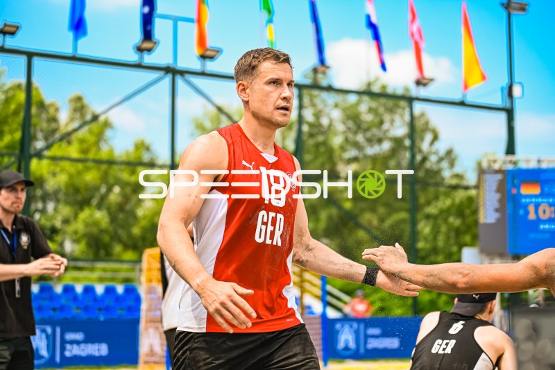 Robin John (#18; Deutschland Beachhandball) beim High-Five in Zagreb