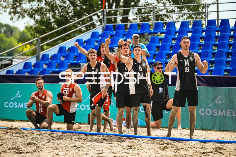 Deutschland Beachhandball jubelt: LIEBECK (#3), ZELSER (#6) und PRAHST (#14) beim Torjubel