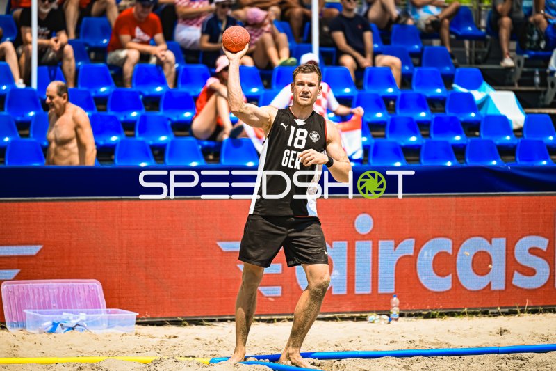 Robin John (#18; Deutschland Beachhandball) beim Wurf in Zagreb